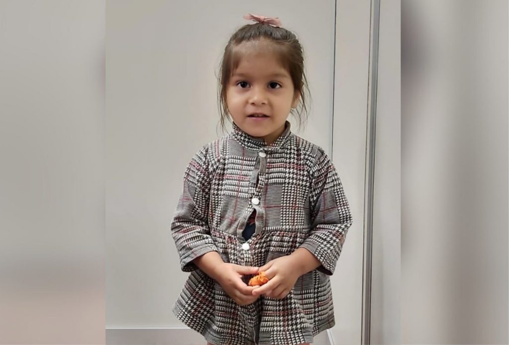 Buscan a familiares de niña de 3 años que habría sido abandonada por sus padres